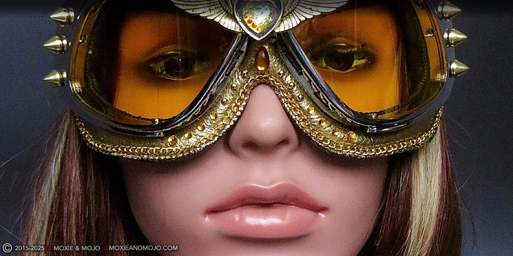 Moxie & Mojo  :: Golden Eye