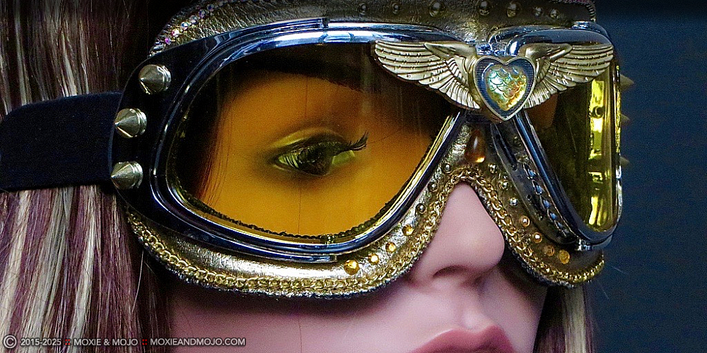 Moxie & Mojo  :: Golden Eye