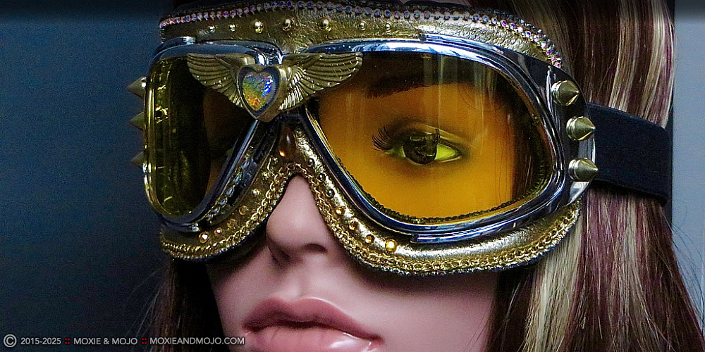 Moxie & Mojo  :: Golden Eye