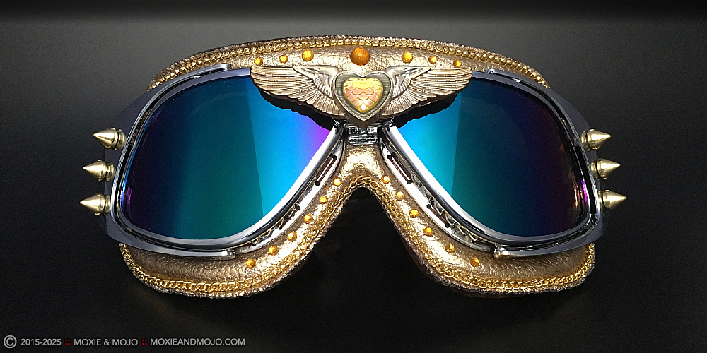 Moxie & Mojo  :: Wings of Gold