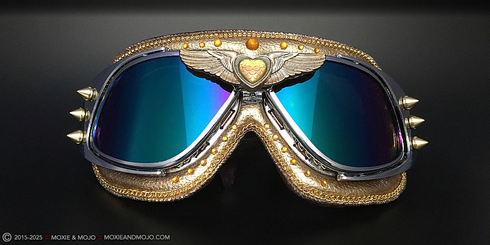 Moxie & Mojo  :: Wings of Gold