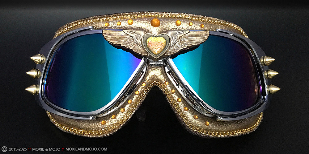 Moxie & Mojo  :: Wings of Gold