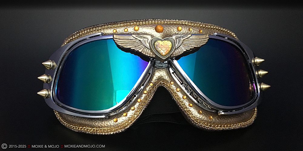 Moxie & Mojo  :: Wings of Gold