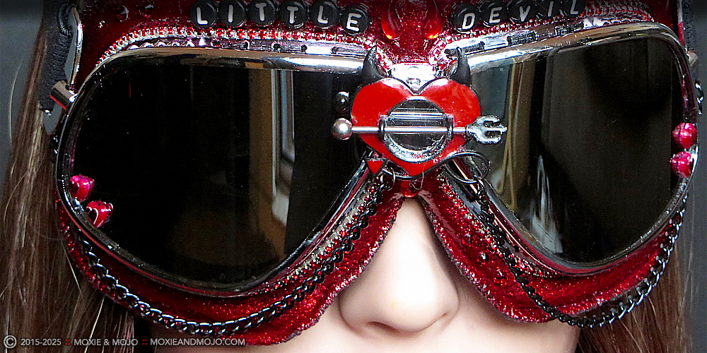 Moxie & Mojo  :: Little Devil