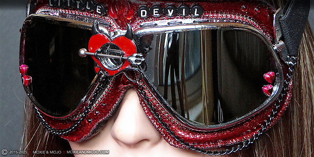 Moxie & Mojo  :: Little Devil
