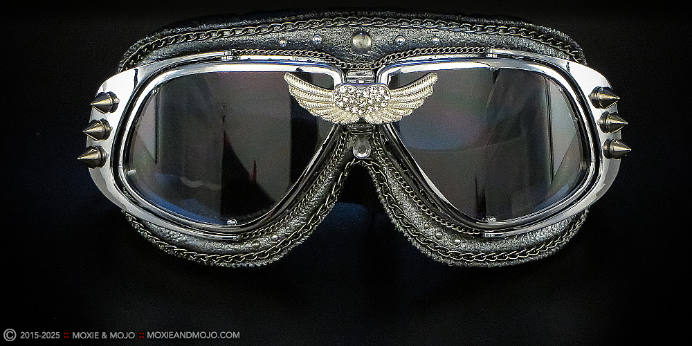 Moxie & Mojo  :: Wings