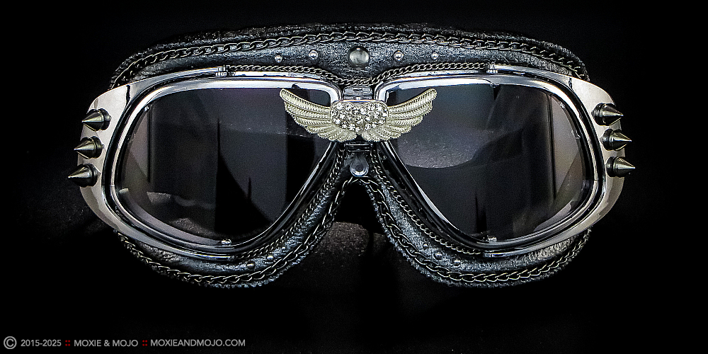 Moxie & Mojo  :: Wings