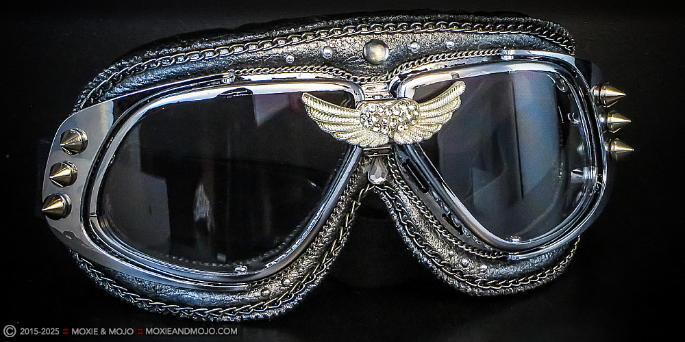 Moxie & Mojo  :: Wings