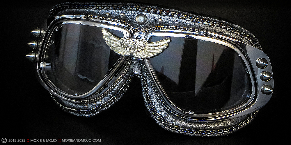 Moxie & Mojo  :: Wings