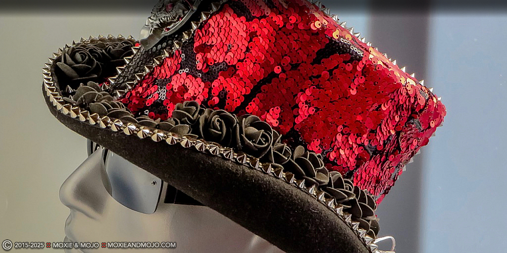 Moxie & Mojo  :: The Devil Wears Moxie & Mojo