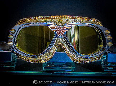 Moxie and Mojo Wonder Woman - Gold Warrior Goggles