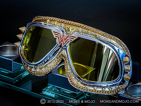 Moxie and Mojo Wonder Woman - Gold Warrior Goggles