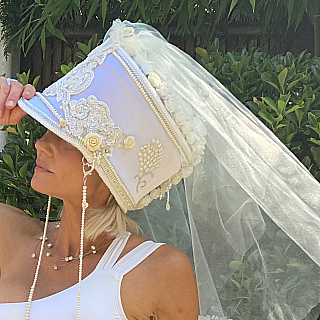 Moxie and Mojo Bouquet of Roses & Veil Hats