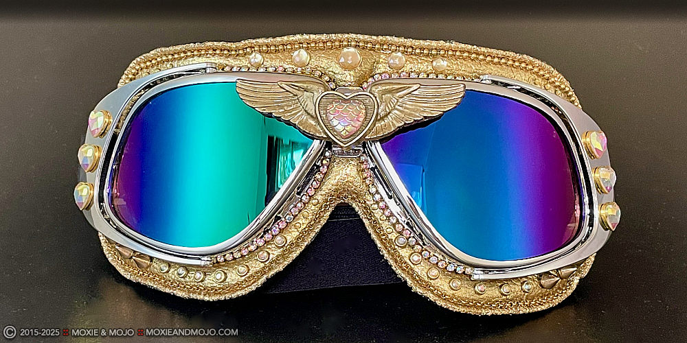 Moxie & Mojo  :: Wings of Gold
