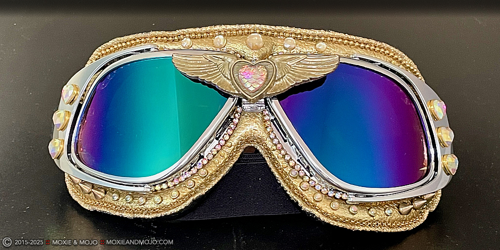 Moxie & Mojo  :: Wings of Gold