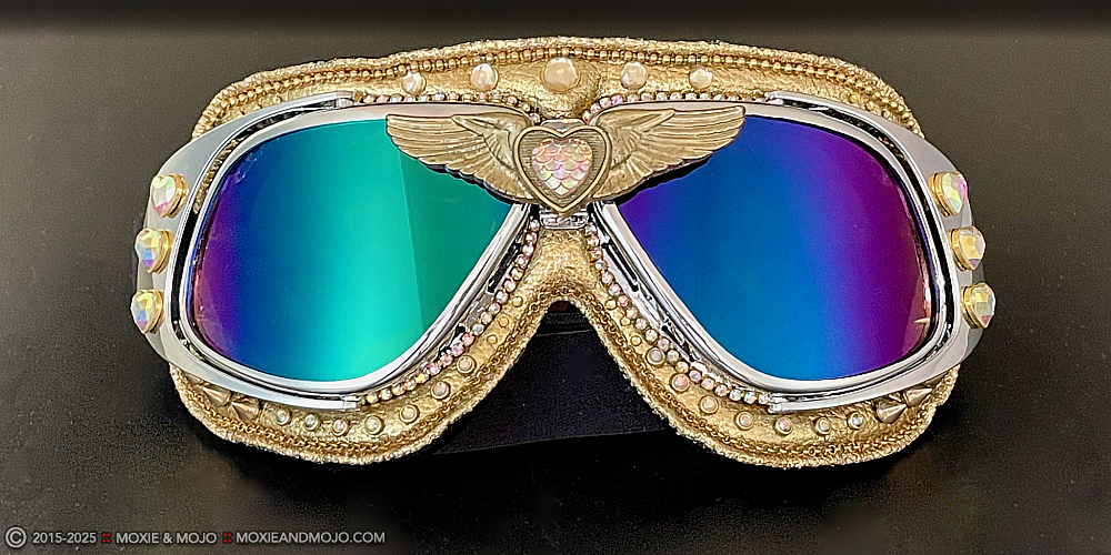 Moxie & Mojo  :: Wings of Gold