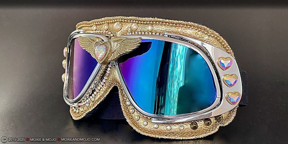 Moxie & Mojo  :: Wings of Gold