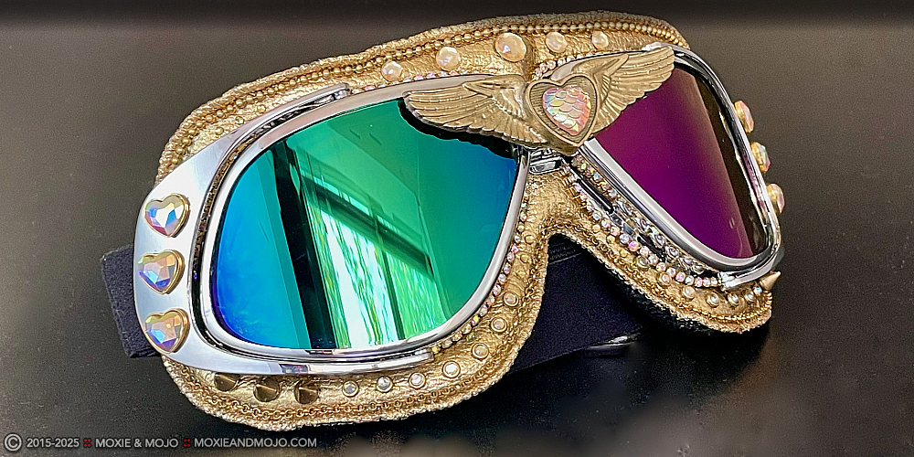 Moxie & Mojo  :: Wings of Gold