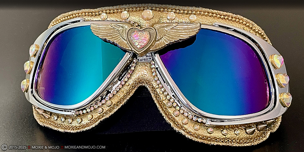 Moxie & Mojo  :: Wings of Gold