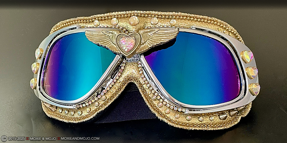 Moxie & Mojo  :: Wings of Gold