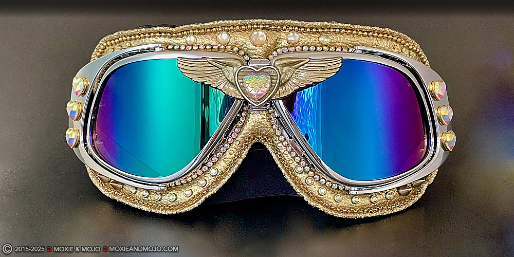 Moxie & Mojo  :: Wings of Gold