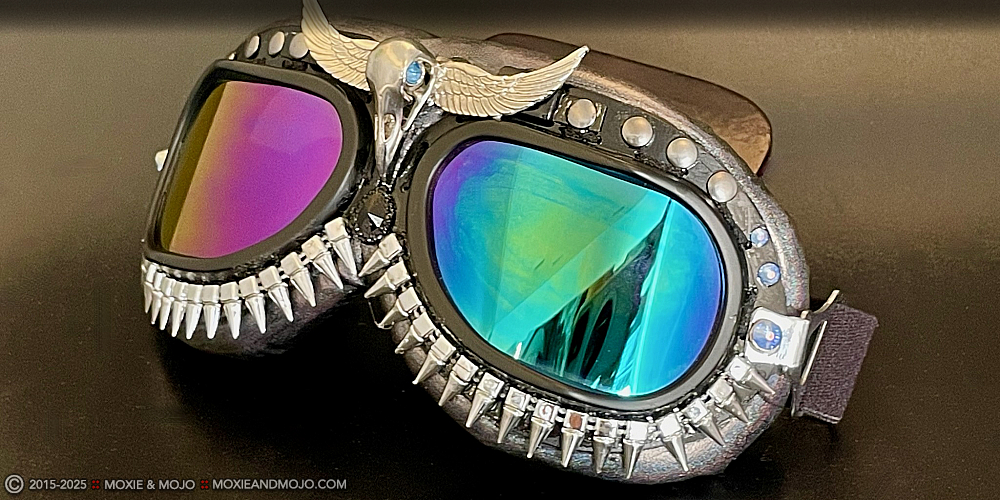 Moxie & Mojo  :: Apocalypse Bird