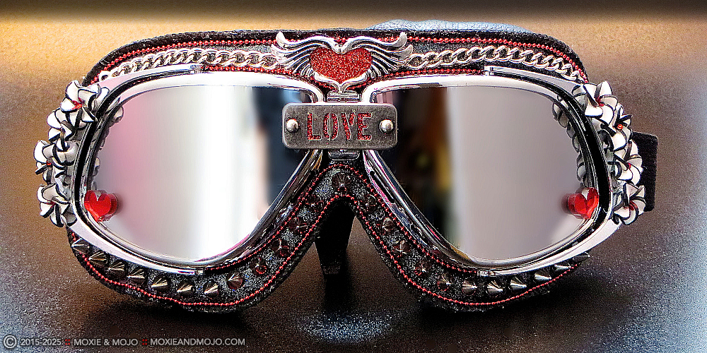 Moxie & Mojo  :: Love With A Twist