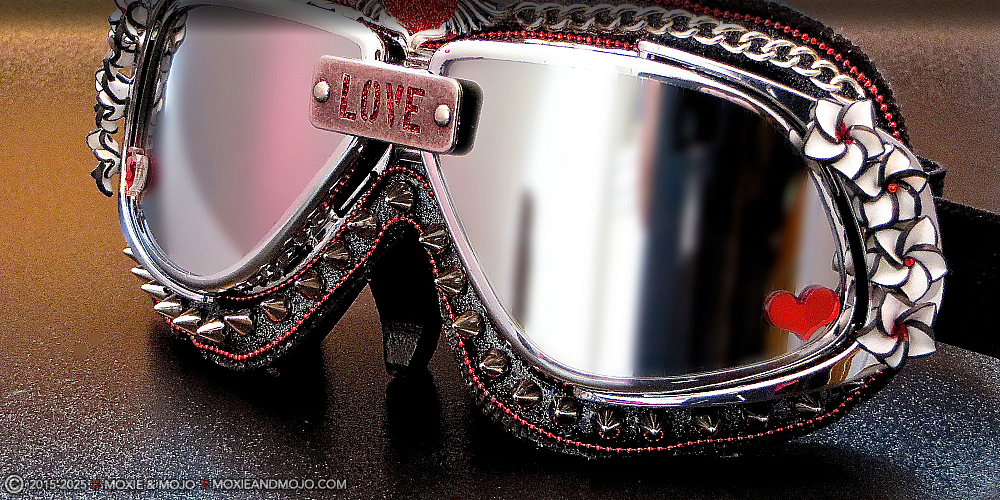 Moxie & Mojo  :: Love With A Twist