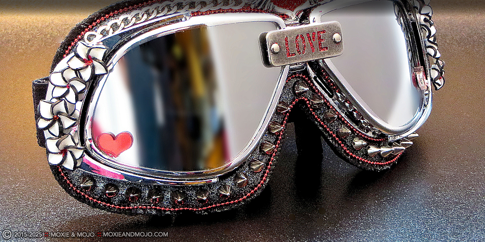 Moxie & Mojo  :: Love With A Twist