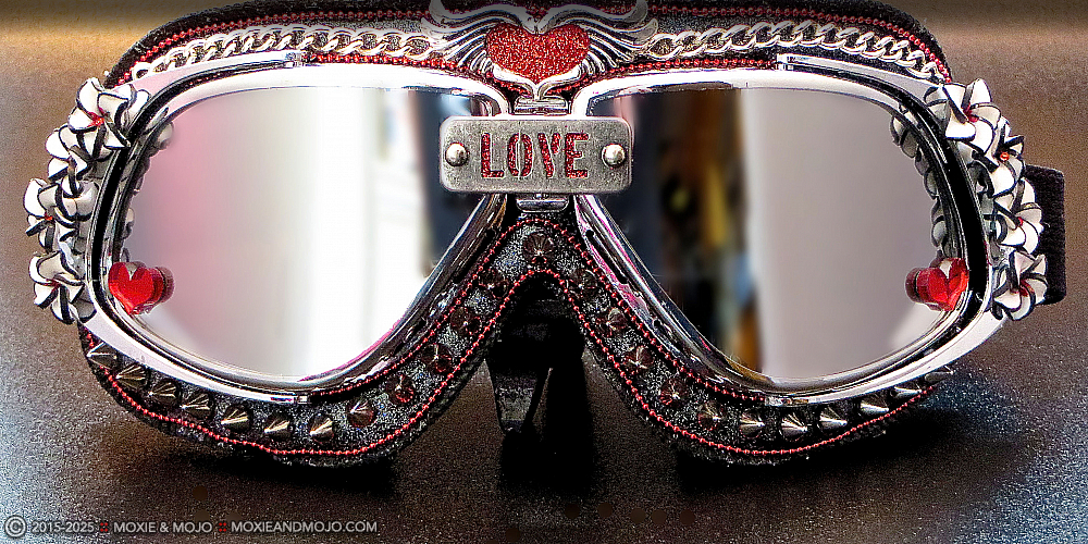 Moxie & Mojo  :: Love With A Twist